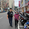 阿嬤迷失街頭 三重警透過「鑰匙吊牌」迅速助找到家屬