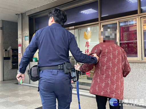 婦人突然不適倒臥路旁 三重警及時伸出援手