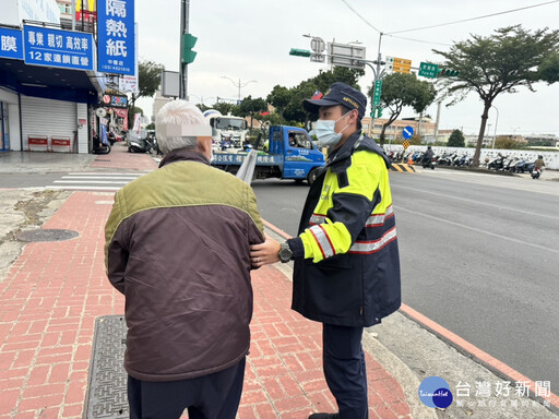 烏龍報案車禍 警暖心送摔倒翁返家