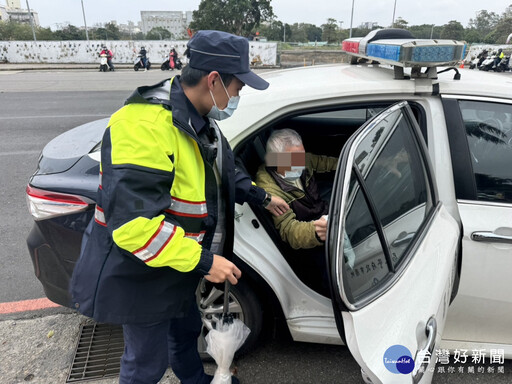 烏龍報案車禍 警暖心送摔倒翁返家