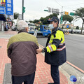 烏龍報案車禍 警暖心送摔倒翁返家