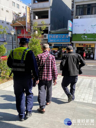 迷路老翁南崁街頭險象環生 警方及時伸援手助其返家