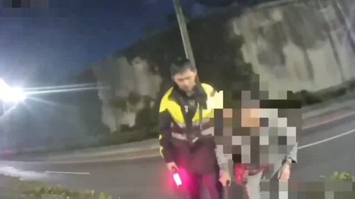 失智老嫗誤闖快速道路心驚驚 暖警貼心護送返家暖人心