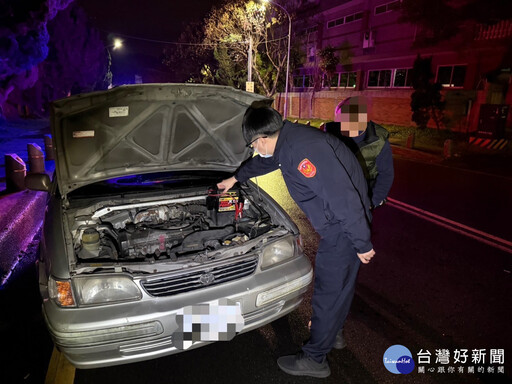 返家車輛突拋錨 警即時救援排除