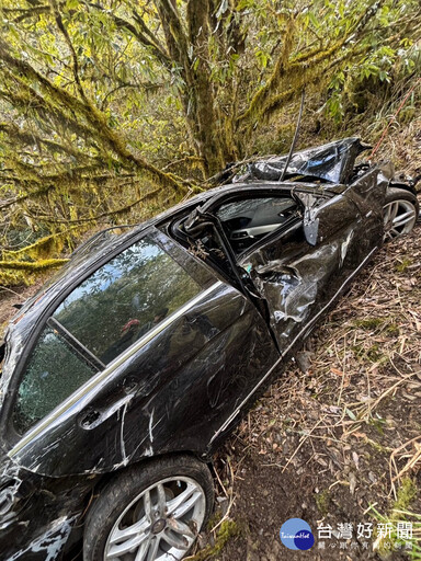 車輛墜谷 消防隊成功救援傷者送醫