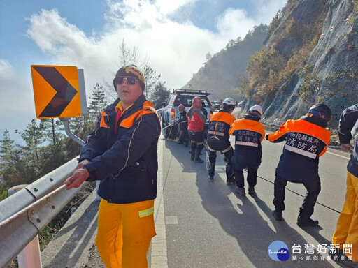 車輛墜谷 消防隊成功救援傷者送醫