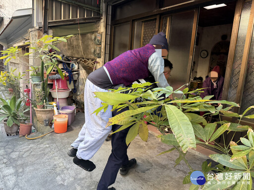 失智老翁癱坐路中迷惘 中壢暖警助安全返家