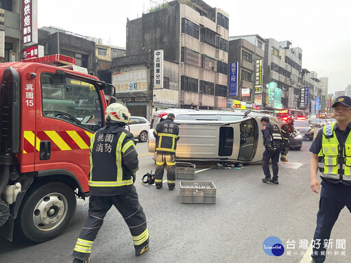 車輛翻覆路中央 中壢警民合力快打恢復交通