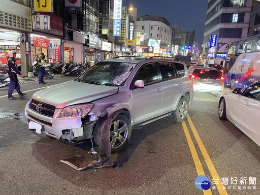 車輛翻覆路中央 中壢警民合力快打恢復交通