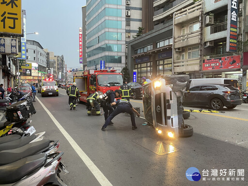 車輛翻覆路中央 中壢警民合力快打恢復交通