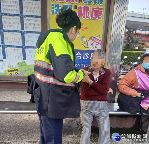 失智長者路上徘徊 楊梅警暖心協助返家