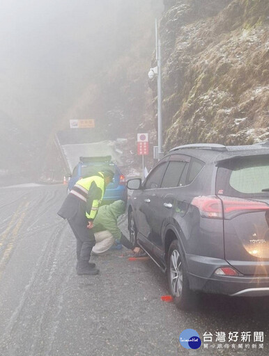 合歡山突降三月雪 車輛來不及加雪鏈困半路 仁愛警即刻救援