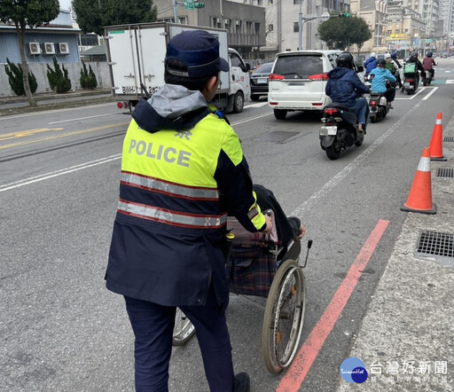 輪椅男獨腳蹬地倒退購物 中壢警暖心護送平安到家