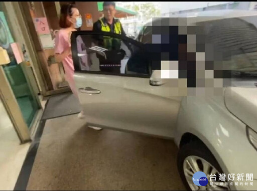 母親忽然昏迷男子攔警車求助 警火速開道即刻救援