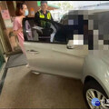母親忽然昏迷男子攔警車求助 警火速開道即刻救援