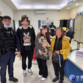 毛小孩路邊遊蕩 三重暖警掃晶片助找回飼主