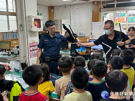 萌童參訪警所秒哭 警化身奶爸翻轉鐵漢印象