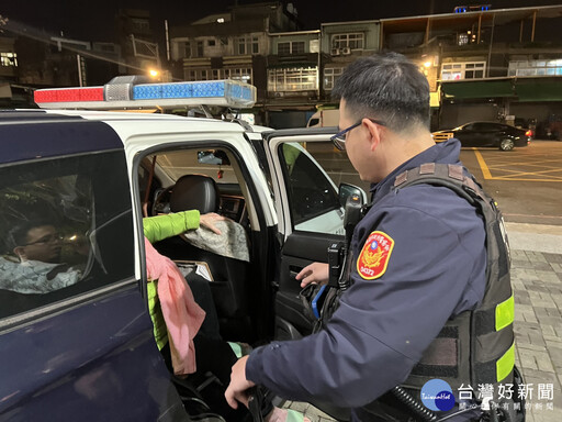 路旁85歲失智婦喃喃自語 壢警暖心助返家團圓晚餐
