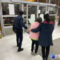 路旁85歲失智婦喃喃自語 壢警暖心助返家團圓晚餐