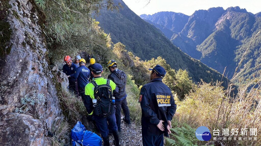 男子登山失足墬崖50米 幸有樹枝抓握平安獲救