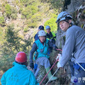 男子登山失足墬崖50米 幸有樹枝抓握平安獲救