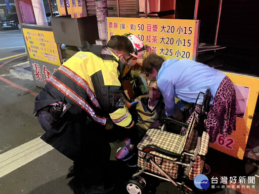 老翁獨自外出跌倒 警消合力助返家