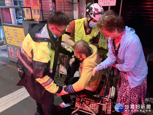 老翁獨自外出跌倒 警消合力助返家