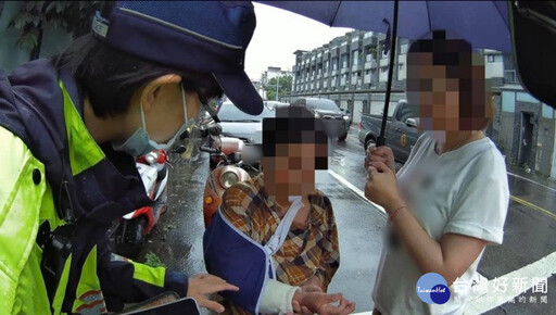 8旬嬤淋雨迷失街頭暖心夫婦為她撐傘 警接力助返家