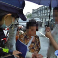 8旬嬤淋雨迷失街頭暖心夫婦為她撐傘 警接力助返家