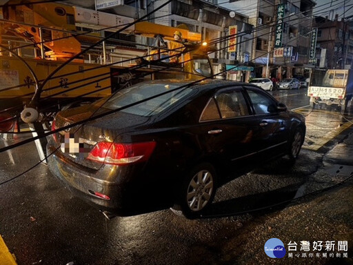 大雨滂沱電桿電線垂落阻交通 霧峰警緊急封路助搶修