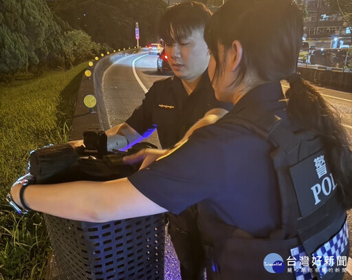 幼貓跑上國道交流道 警用「零食」「貓叫聲」神救援