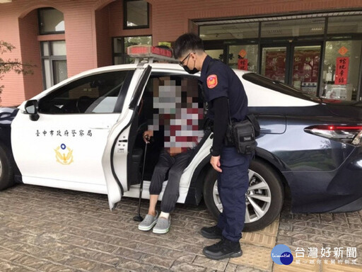復健卻遇傾盆大雨受困 警暖心助老翁返家