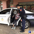 復健卻遇傾盆大雨受困 警暖心助老翁返家