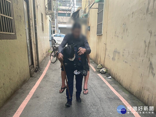 老翁摔倒路旁動彈不得 平鎮警暖心徒步背返家
