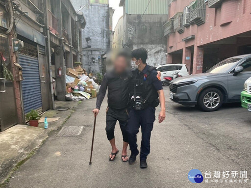 老翁摔倒路旁動彈不得 平鎮警暖心徒步背返家
