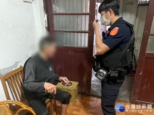老翁摔倒路旁動彈不得 平鎮警暖心徒步背返家