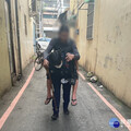 老翁摔倒路旁動彈不得 平鎮警暖心徒步背返家
