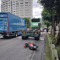 外籍移工無照騎機車 無視危險鑽車縫遭大車輾斃