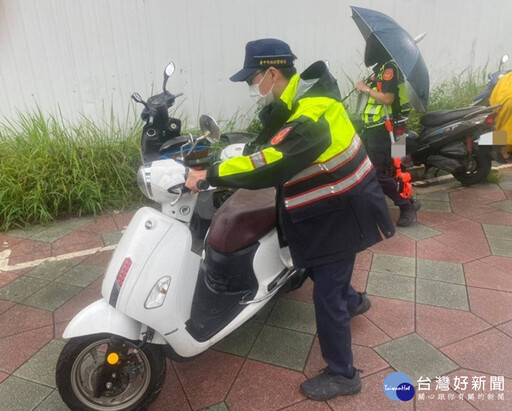 女大生機車陷泥地催油門欲脫困突暴衝嚇到落淚 警民關懷成定心丸