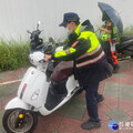 女大生機車陷泥地催油門欲脫困突暴衝嚇到落淚 警民關懷成定心丸