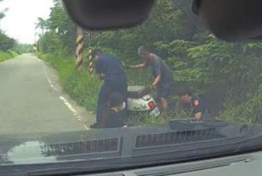 暖警英雄救援 搶救落水少女機車