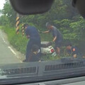 暖警英雄救援 搶救落水少女機車