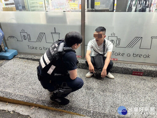 精障男迷途呆坐便利商店 中壢警逐車比對鑰匙助返家