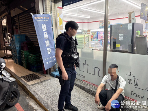 精障男迷途呆坐便利商店 中壢警逐車比對鑰匙助返家