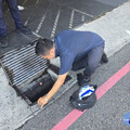 愛心卡掉落排水溝 竹市警助市民拾回