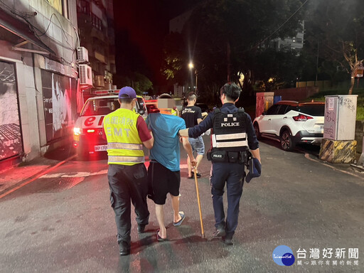 路倒夜市街邊癱坐苦等援手 中壢警暖心護送長者助返家