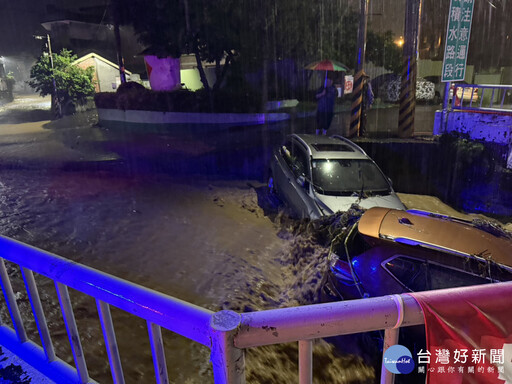 彰化連夜強降雨 排水溝暴漲六車落水