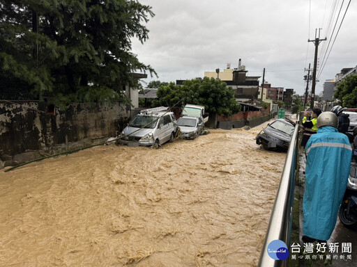 彰化連夜強降雨 排水溝暴漲六車落水