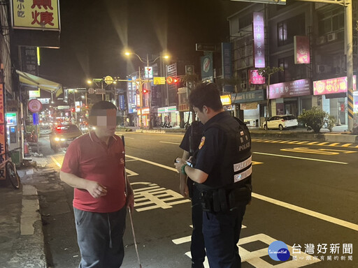 視障男深夜佇立台1線路中央 中壢警暖心牽引避車助返家