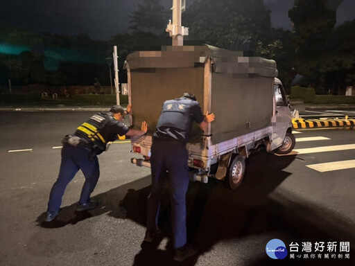 半夜小貨車拋錨路中央 警熱心推車助解圍